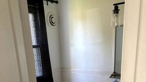 Un bagno piccolo e pulito con WC, lavandino e doccia.