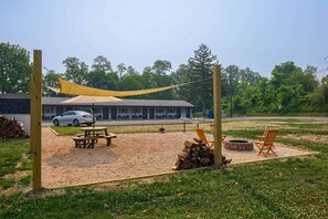 Outdoor dining - Boutique Motel in Strasburg (Ronks)