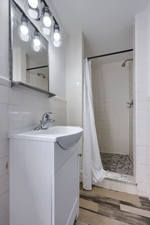 Bathroom - Boutique Motel in Akron (Akron)