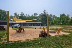 Outdoor dining - Boutique Motel in Strasburg (Ronks)