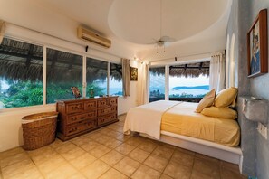 Tabla de planchar con plancha, wifi y ropa de cama 