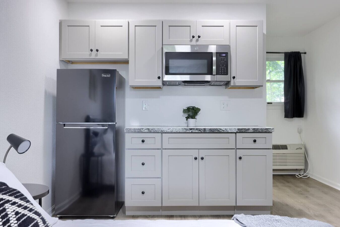 ثلاجة، ميكروويف، ماكينة لصنع القهوة/الشاي