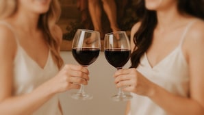 Dos personas sosteniendo copas de vino.