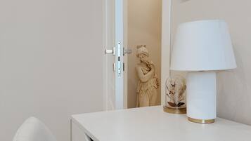 Quarto casal luxo | Escrivaninha, espaço de trabalho para notebook, Wi-Fi de cortesia