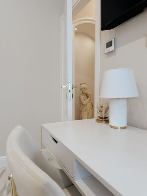 Deluxe Double Room | Desk, laptop workspace, free WiFi