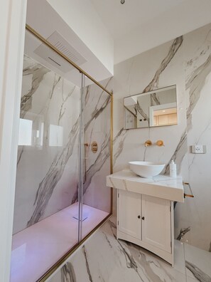 Habitación doble Deluxe | Baño | Regadera, secadora de cabello, toallas, jabón 