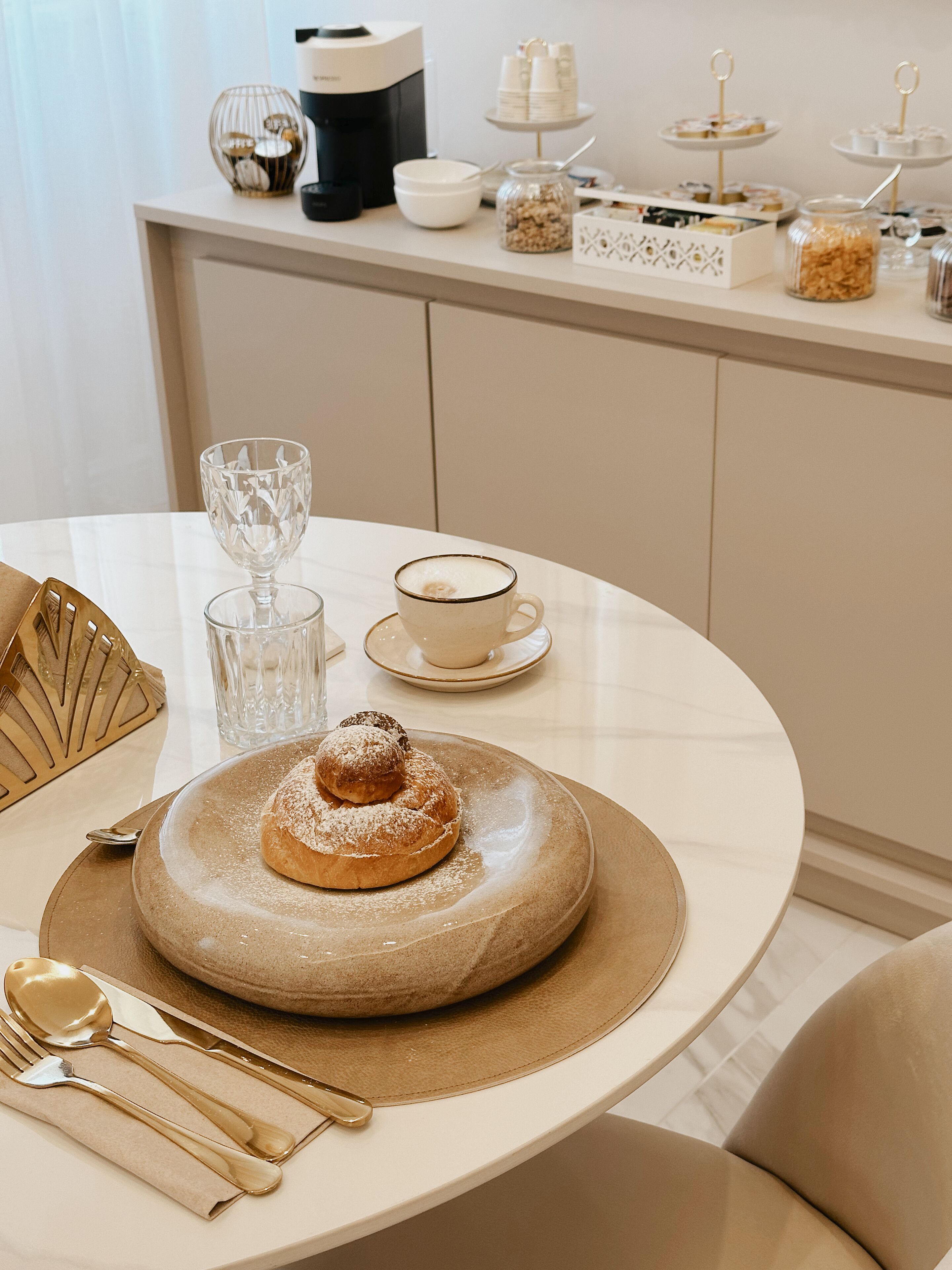 朝食 (ビュッフェ)、毎日提供 (無料)