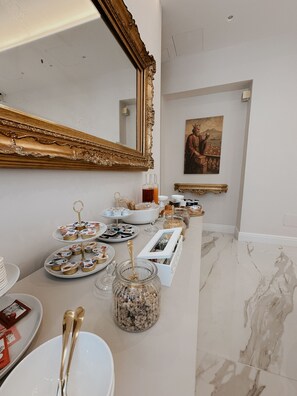 Free daily buffet breakfast  - Mida Luxury Apartment (Naples)