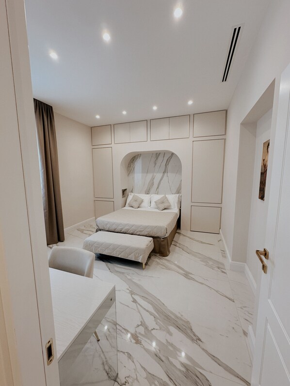 Desk, laptop workspace, free WiFi - Mida Luxury Apartment (Naples)