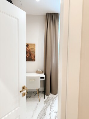 Luksus-dobbeltrom | Skrivebord, skrivebord for bærbar PC og wi-fi (inkludert)