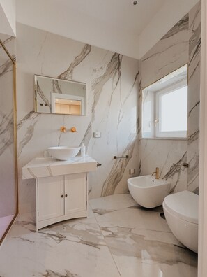 Deluxe Double Room | Bathroom | Shower, hair dryer, bathrobes, bidet - Mida Luxury Apartment (Naples)