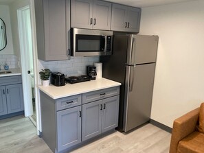 Køleskab, kaffe-/temaskine, køkkentøj/tallerkener/redskaber