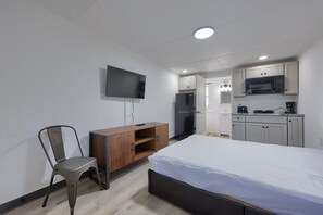 Tabla de planchar con plancha, wifi y ropa de cama 