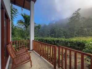 Cottage tiện nghi đơn giản, sân hiên, quang cảnh vườn | Khu phòng khách