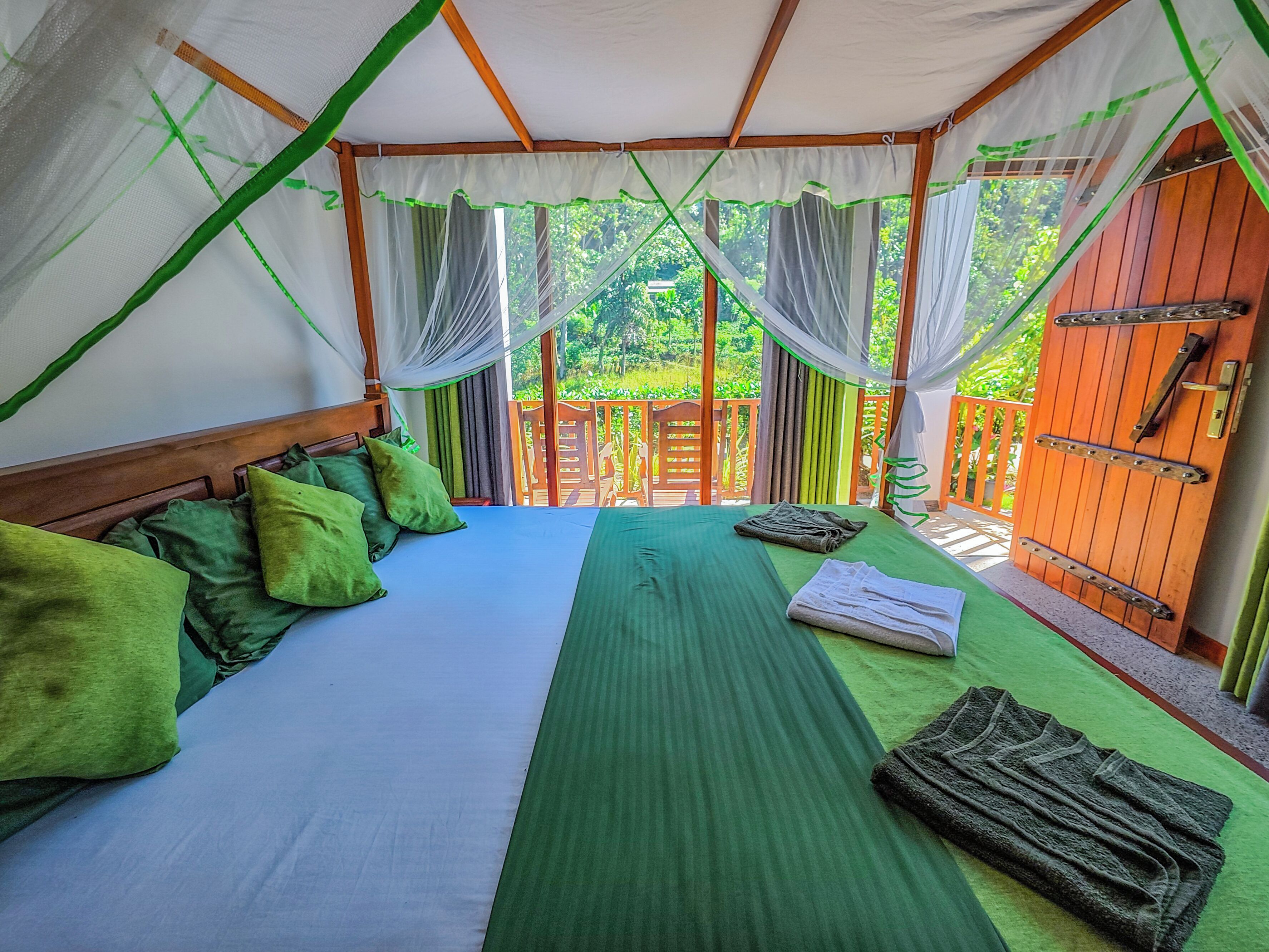 Cottage tiện nghi đơn giản, sân hiên, quang cảnh vườn | Bộ trải giường 