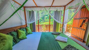 Cottage tiện nghi đơn giản, sân hiên, quang cảnh vườn | Bộ trải giường