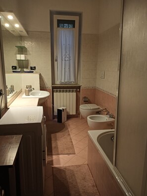 Sèche-cheveux, bidet, serviettes fournies, papier toilette