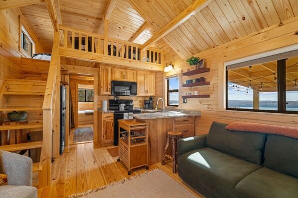 L’intérieur d’une cabine comprenant une cuisine, un coin repas et un canapé.