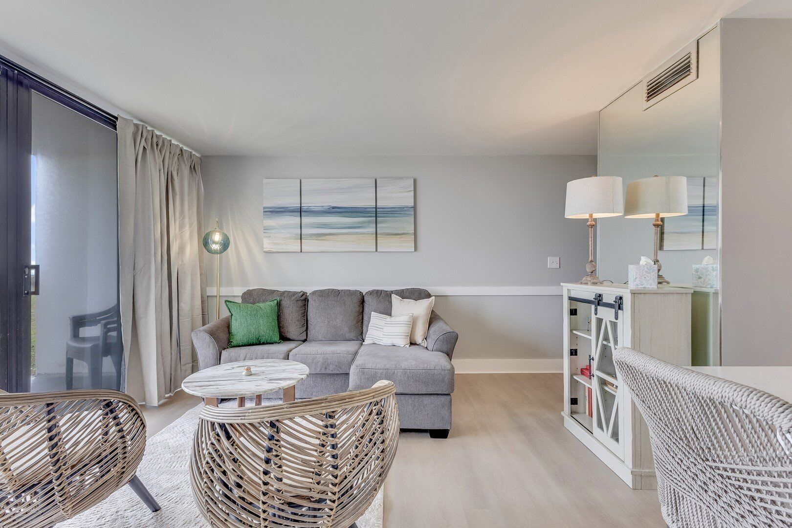 Condo, 1 phòng ngủ | Khu phòng khách | Smart TV 