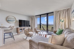 คอนโด, 1 ห้องนอน | บริเวณนั่งเล่น | สมาร์ททีวี