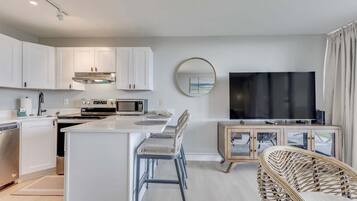 Condo, 1 Bedroom | Private kitchen | Fridge, oven, coffee/tea maker, toaster