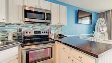 Lejlighed - 1 soveværelse | Privat køkken | Køleskab, ovn, kaffe-/temaskine, brødrister