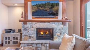 Condo, 3 Bedrooms | Interior