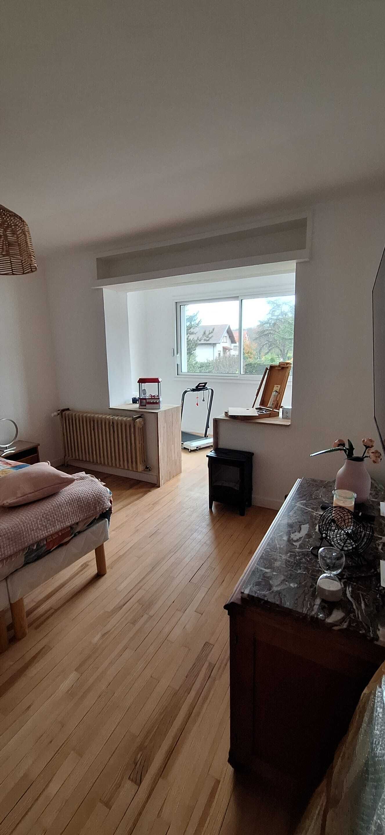 Een strijkplank/strijkijzer, internet, beddengoed