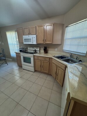 Private kitchen - Welcome to resort style living in Kissimmee! (Kissimmee)