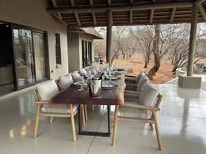 تناول الطعام بالخارج