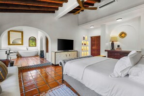 Iron/ironing board, WiFi, bed sheets - Spacious 5-bedroom villa in wonderful Puerto Vallarta with AC (Puerto Vallarta)