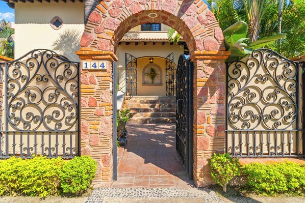 Exterior detail - Spacious 5-bedroom villa in wonderful Puerto Vallarta with AC (Puerto Vallarta)