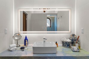 Shower, hair dryer, towels, soap - Spacious 5-bedroom villa in wonderful Puerto Vallarta with AC (Puerto Vallarta)