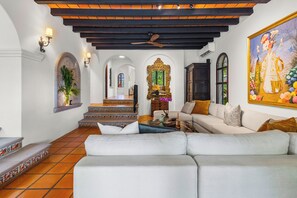Living area - Spacious 5-bedroom villa in wonderful Puerto Vallarta with AC (Puerto Vallarta)