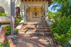 Property grounds - Spacious 5-bedroom villa in wonderful Puerto Vallarta with AC (Puerto Vallarta)