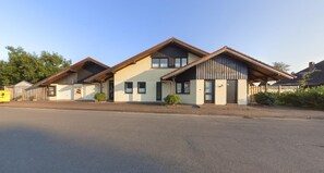 Apartment | Exterior - Grosszugige Ferienwohnung fur bis zu 9 Personen (Butjadingen)