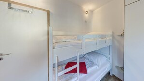A bunk bed room with a door, a light fixture, and a small shelf. - Grosszugige Ferienwohnung fur bis zu 9 Personen (Butjadingen)