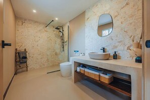 Hair dryer, towels - The Wave | Tropical Escape w/ Pool by LUCHA (Noord)