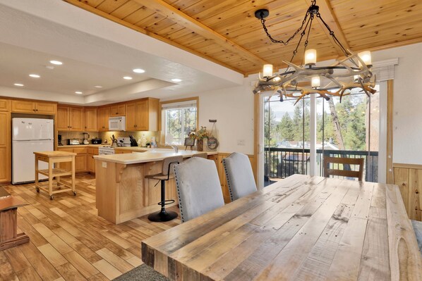 Dining - Brownie Resort Retreat | Walk-to-Ski Snow Summit Duplex Getaway (Big Bear Lake)