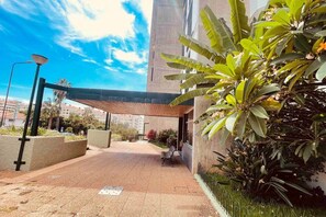 المنطقة المحيطة بالمنشأة