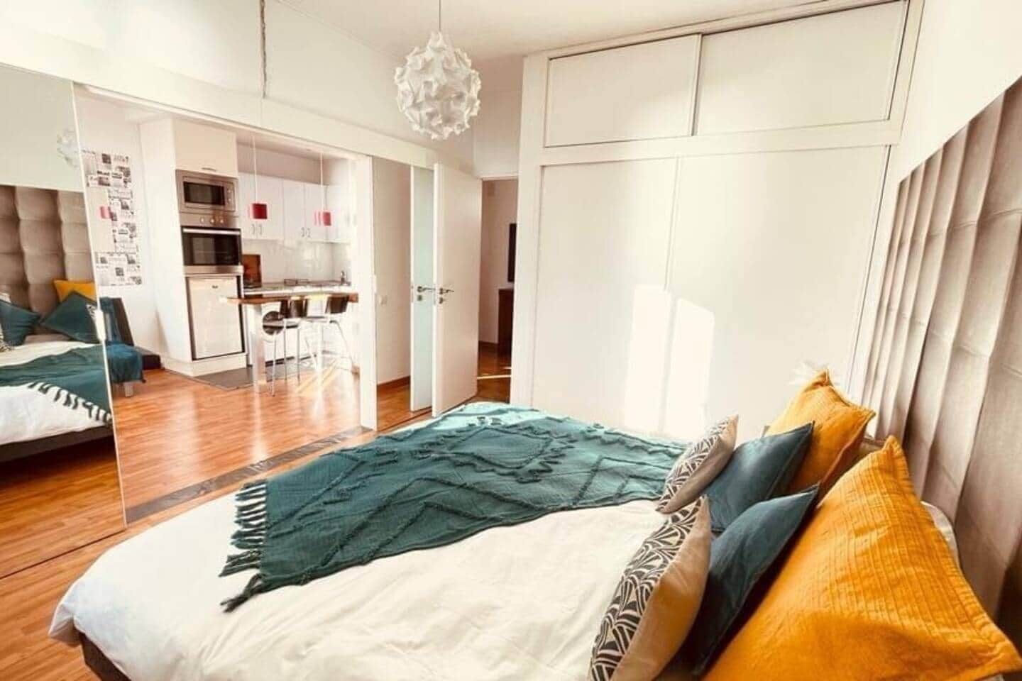 Tabla de planchar con plancha, wifi y ropa de cama 