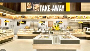 Un moderno allestimento a buffet con diverse postazioni e un'esposizione centrale.