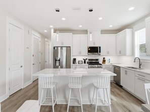 Jääkaappi, mikroaaltouuni, uuni, liesi