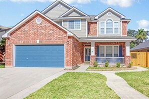 Exterior - Spacious Home w/ Game Loft | Close to Alamo, River Walk, Six Flags & SeaWorld (San Antonio)