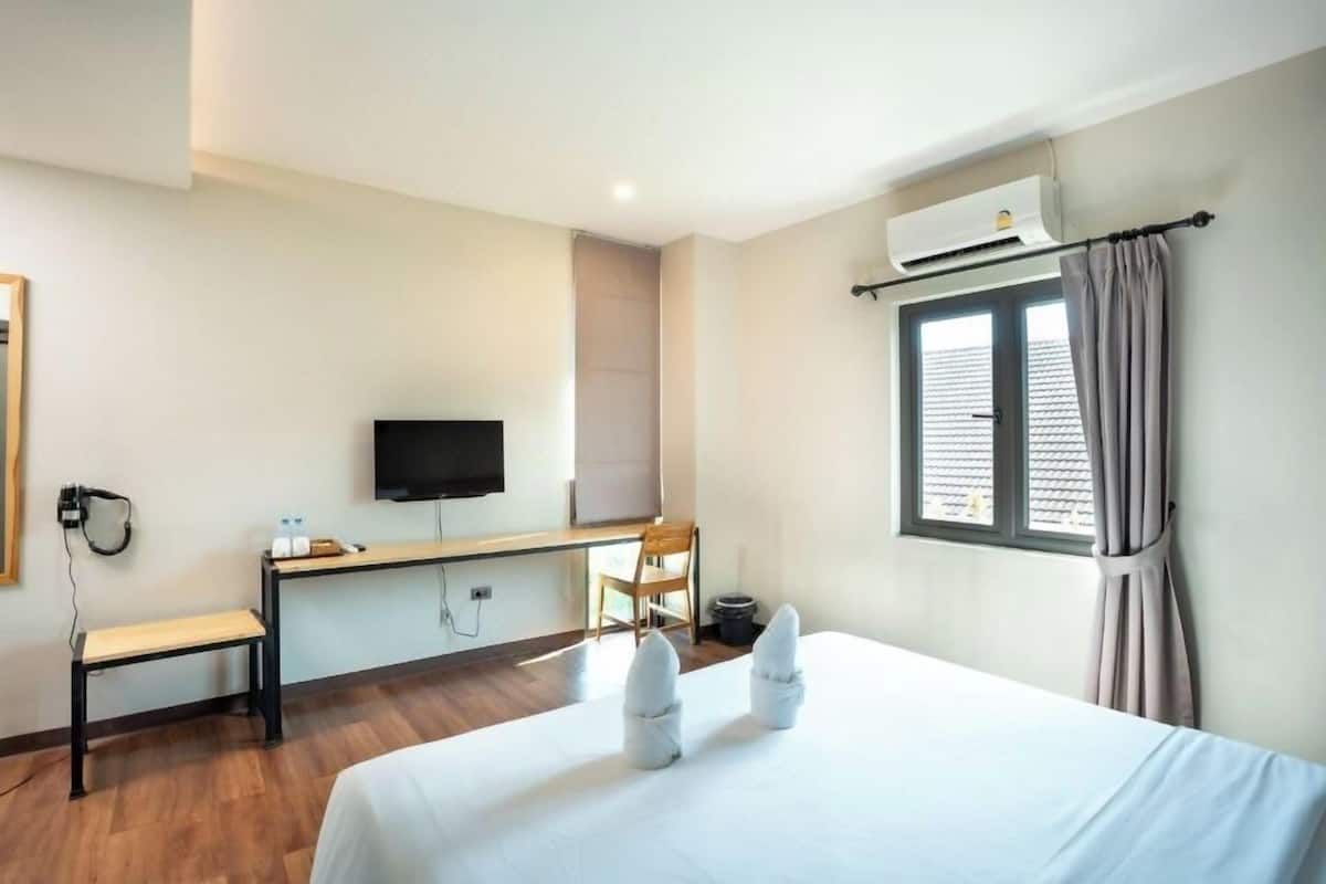 Deluxe Double Room | Iron/ironing board, free WiFi