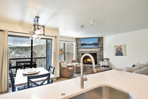 River Mountain Lodge Downtown Condo - Ski In, Mountain Views, Pool/Hot Tub