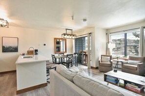 Smart TV, fireplace - River Mountain Lodge Downtown Condo - Ski In, Mountain Views, Pool/Hot Tub (Breckenridge)