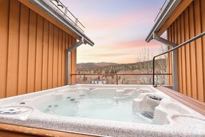 Outdoor spa tub - Park Avenue Lofts Condo - Mountain Views, Private Hot Tub, Downtown! (Breckenridge)