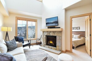 Smart TV, fireplace - Park Avenue Lofts Condo - Mountain Views, Private Hot Tub, Downtown! (Breckenridge)