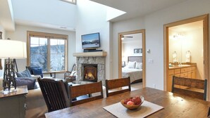 Amplia sala de estar con chimenea, una mesa de comedor y un rincón de descanso acogedor.